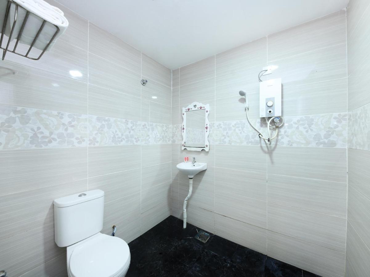 Oyo 1136 Pd Star Hotel 波德申 外观 照片